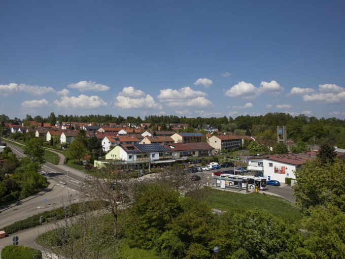Wohnsiedlung mit roten D&auml;chern und Tankstelle, umgeben von gr&uuml;ner Landschaft und blauem Himmel. Ein ruhiger, sonniger Tag in einer Vorstadt., &copy; PlochingenInfo