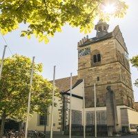 Die Lutherkirche in Fellbach mit ihrem markanten Turm, umgeben von grünen Bäumen und Sonnenschein, bietet einen idyllischen Anblick., © SMG, Sarah Schmid