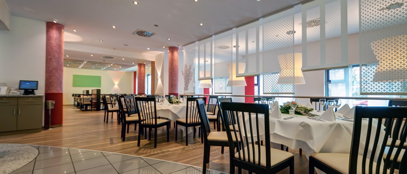 Modernes Restaurant mit gedeckten Tischen, schwarzen Stühlen und stilvoller Beleuchtung. Der Raum wirkt einladend und elegant., © City Hotel Reutlingen