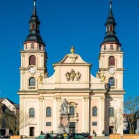 Der Marktplatz in Ludwigsburg zeigt eine pr&auml;chtige Kirche mit zwei T&uuml;rmen, umgeben von historischen Geb&auml;uden unter einem strahlend blauen Himmel., &copy; Stuttgart-Marketing GmbH, Sarah Schmid