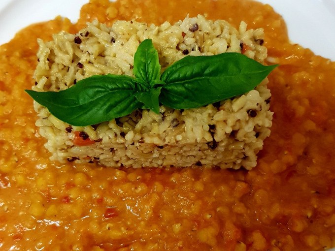 Gewürzter Reisblock auf rotem Linsencurry, garniert mit frischem Basilikum. Ein Gericht aus einem indischen Kochkurs., © Kultweine-Kochwelten-Kunstücke - Kochschule Sonja Lenz Gewürzter Reisblock auf rotem Linsencurry, garniert mit frischem Basilikum. Ein Gericht aus einem indischen Kochkurs., © Kultweine-Kochwelten-Kunstücke - Kochschule Sonja Lenz