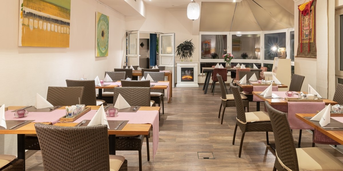 Eleganter Frühstücksraum mit gedeckten Tischen, Rattan-Stühlen und dekorativen Bildern an den Wänden., © Hotel Princess