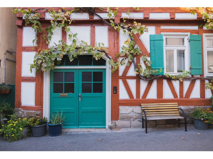 Fachwerkhaus mit grüner Tür und Fensterläden, Weinreben ranken an der Fassade. Eine Bank steht davor, umgeben von Blumentöpfen., © Eigenbetrieb Tourismus und Citymanagement Schorndorf Fachwerkhaus mit grüner Tür und Fensterläden, Weinreben ranken an der Fassade. Eine Bank steht davor, umgeben von Blumentöpfen., © Eigenbetrieb Tourismus und Citymanagement Schorndorf
