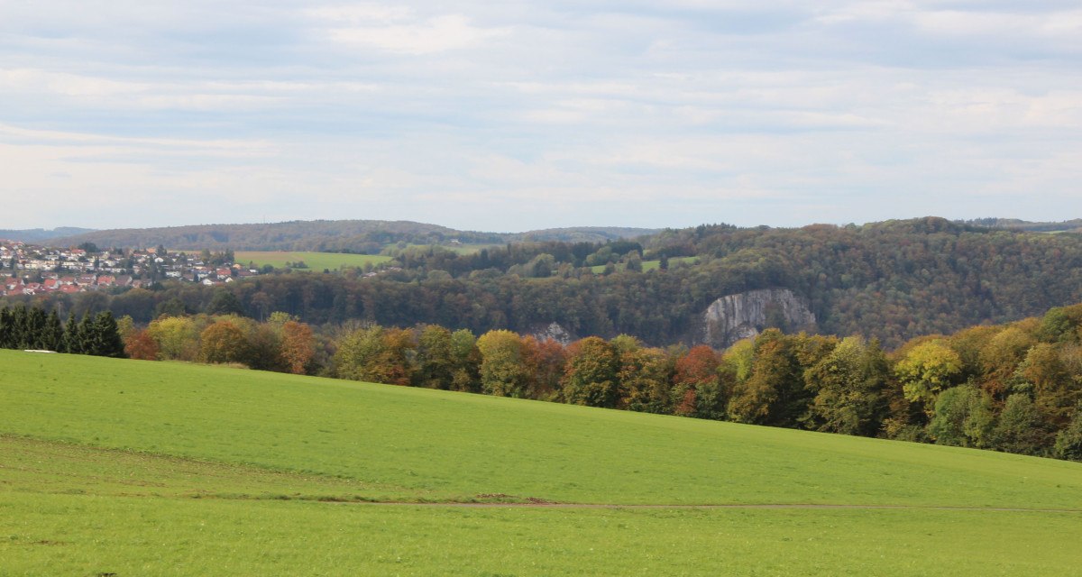 Der Weg führt an den Wiesen von Wittlingen entlang, © Bad Urach Tourismus