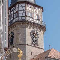 Der Backnanger Stadtturm mit Fachwerk und Uhr ragt zwischen Geb&auml;uden hervor, unter klarem, blauem Himmel., &copy; Stuttgart-Marketing GmbH, Martina Denker