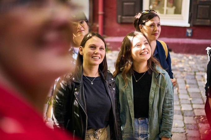 Mehrere Personen stehen auf einem gepflasterten Weg und blicken lächelnd in eine Richtung. Im Hintergrund sind bunte Gebäude zu sehen., © Esslinger Stadtmarketing & Tourismus GmbH Mehrere Personen stehen auf einem gepflasterten Weg und blicken lächelnd in eine Richtung. Im Hintergrund sind bunte Gebäude zu sehen., © Esslinger Stadtmarketing & Tourismus GmbH