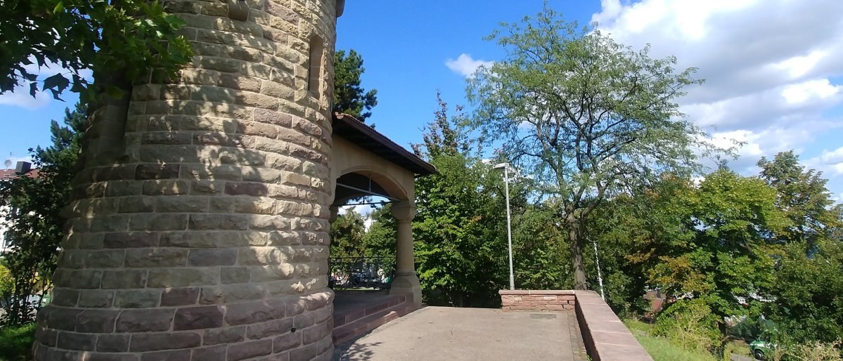 Teilansicht des Kriegsbergturms, umgeben von B&auml;umen und blauem Himmel. Der Turm ist aus Stein und hat einen &uuml;berdachten Bereich., &copy; Stuttgart-Marketing GmbH