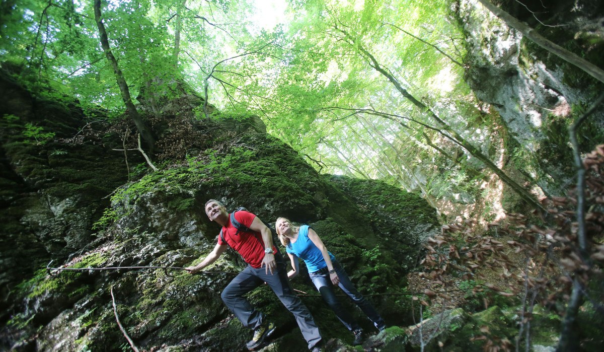 Wanderer erklimmen den Hohenwittlingensteig, © Bad Urach Tourismus