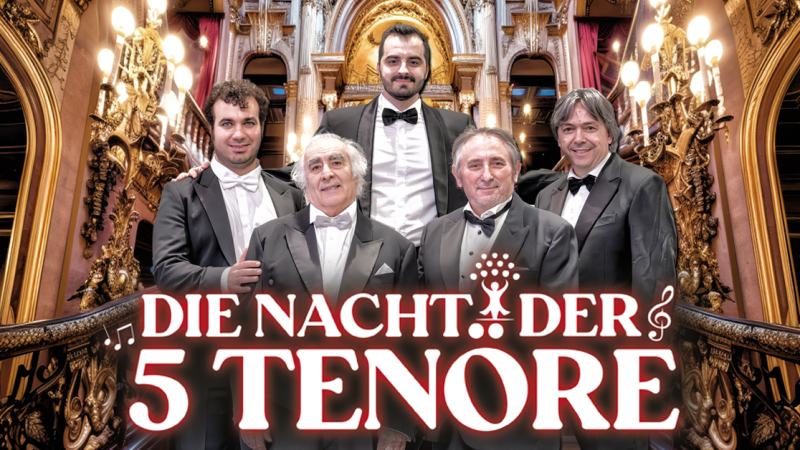 F&uuml;nf Ten&ouml;re in eleganten Anz&uuml;gen posieren in einem prunkvollen Opernhaus. Der Schriftzug 'Die Nacht der 5 Ten&ouml;re' ist prominent im Vordergrund., &copy; links im Bild