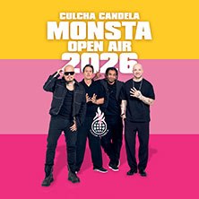 Vier Personen posieren vor einem gelb-pinken Hintergrund. Oben steht 'Culcha Candela Monsta Open Air 2026'. Alle tragen schwarze Kleidung., © links im Bild