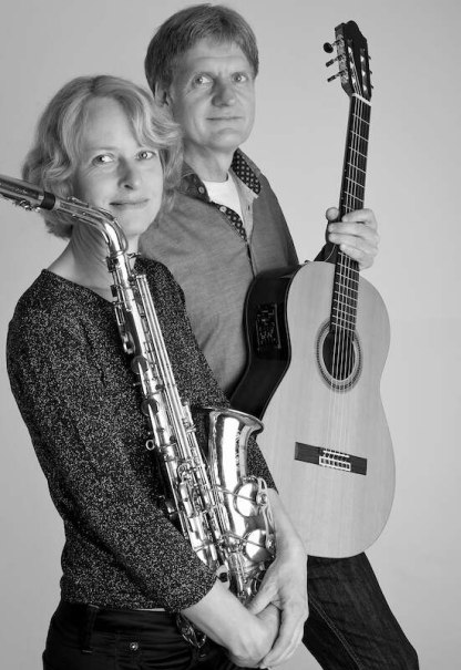 Zwei Personen posieren mit einem Saxophon und einer Gitarre. Die Aufnahme ist in Schwarz-Weiß gehalten., © Stadtverwaltung Vaihingen an der Enz Zwei Personen posieren mit einem Saxophon und einer Gitarre. Die Aufnahme ist in Schwarz-Weiß gehalten., © Stadtverwaltung Vaihingen an der Enz