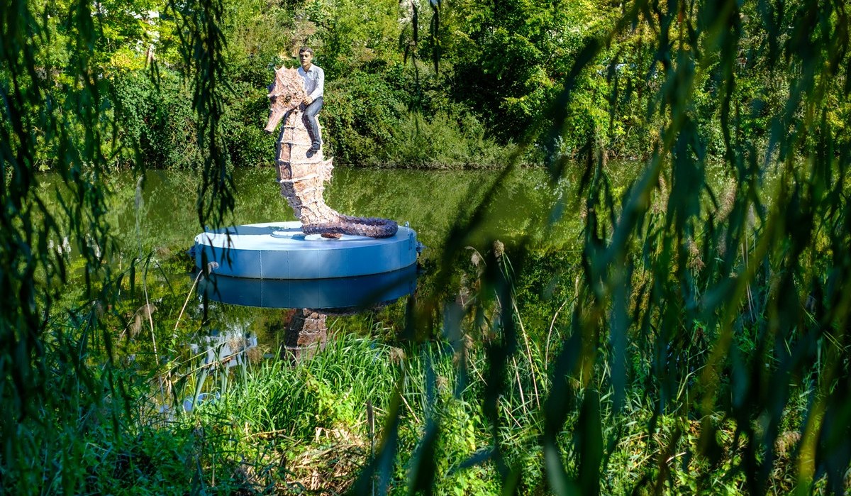 Mitten in der Rems vor der Galerie Stihl Waiblingen reitet eine 3,60 Meter hohe Männerfigur auf einem farbenfrohen Seepferdchen – das größte schwimmende Werk des Bildhauers Stephan Balkenhol. Als „Reiterdenkmal auf dem Wasser“ verbindet die Skulptur Stadt und Fluss auf poetische Weise und lädt zur Reflexion über Mensch, Natur und Kunst im öffentlichen Raum ein.