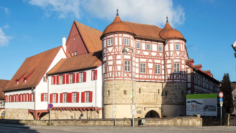 Das Alte Schloss Gaildorf zeigt seine beeindruckende Fachwerkarchitektur unter einem klaren blauen Himmel., © Stadt Gaildorf Das Alte Schloss Gaildorf zeigt seine beeindruckende Fachwerkarchitektur unter einem klaren blauen Himmel., © Stadt Gaildorf