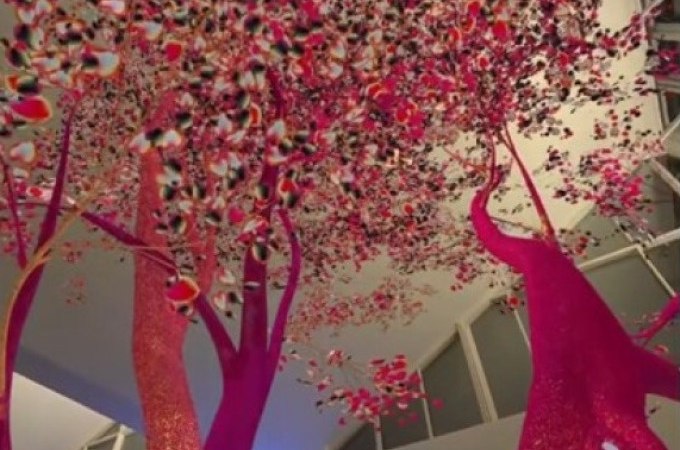 Leuchtend pinke Bäume mit bunten Blättern schmücken die Decke eines modernen Gebäudes. Eine beeindruckende Kunstinstallation., © Kunsthalle Göppingen Leuchtend pinke Bäume mit bunten Blättern schmücken die Decke eines modernen Gebäudes. Eine beeindruckende Kunstinstallation., © Kunsthalle Göppingen