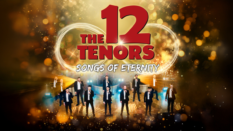 Zw&ouml;lf Ten&ouml;re stehen auf einer B&uuml;hne, umgeben von leuchtenden Effekten. Der Titel 'The 12 Tenors - Songs of Eternity' ist prominent platziert., &copy; links im Bild