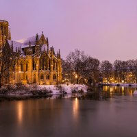 Die Johanneskirche am Feuersee in winterlicher Abendstimmung, umgeben von Schnee und beleuchtetem Wasser., &copy; Werner Dietrich