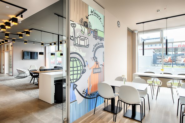 Moderner Frühstücksbereich mit weißen Tischen und Stühlen, bunter Wandmalerei und großen Fenstern., © B&B Hotel Stuttgart-Neckarhafen