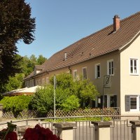 Der Gasthof Krone, ein großes Gebäude mit gelber Fassade und braunem Dach, umgeben von Bäumen und einem Garten. Ein Stoppschild ist sichtbar., © Gasthof Krone, Matthias Gugeler Der Gasthof Krone, ein großes Gebäude mit gelber Fassade und braunem Dach, umgeben von Bäumen und einem Garten. Ein Stoppschild ist sichtbar., © Gasthof Krone, Matthias Gugeler