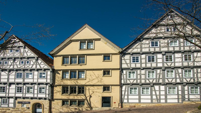 Drei Fachwerkh&auml;user am Marktplatz in B&ouml;blingen, umgeben von kahlen B&auml;umen und strahlend blauem Himmel., &copy; SMG, Sarah Schmid