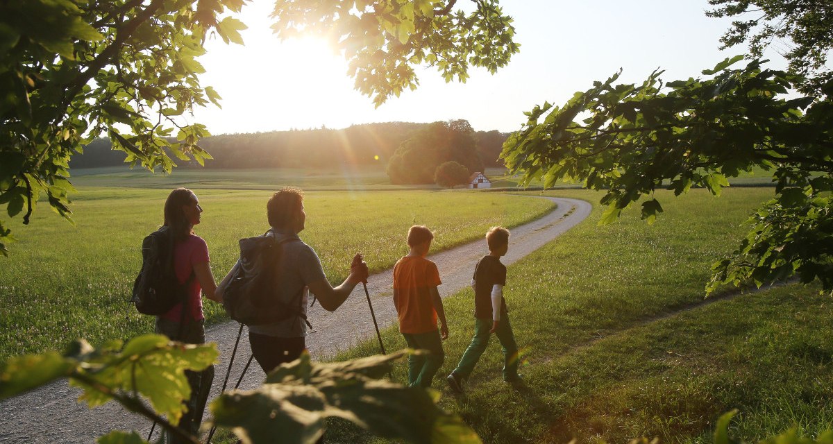 Eine Familie wandert bei schönem Wetter., © Bad Urach Tourismus