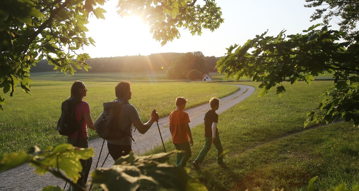 Eine Familie wandert bei sch&ouml;nem Wetter., &copy; Bad Urach Tourismus