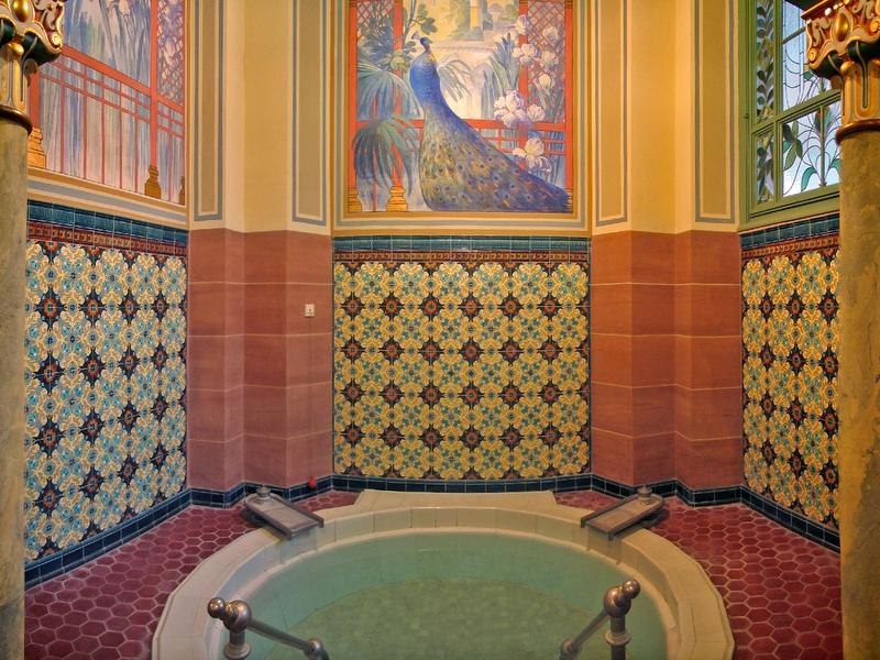Thermalbad mit kunstvollen Mosaikfliesen und Wandmalerei eines Pfaus. Elegante, historische Gestaltung mit warmen Farben und dekorativen Elementen., © Mokni's Palais Hotel & Spa Thermalbad mit kunstvollen Mosaikfliesen und Wandmalerei eines Pfaus. Elegante, historische Gestaltung mit warmen Farben und dekorativen Elementen., © Mokni's Palais Hotel & Spa