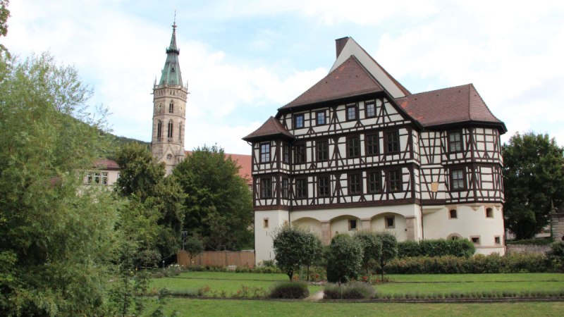 Der Verbindungsweg führt Sie bis zum Residenzschloss, © Bad Urach Tourismus