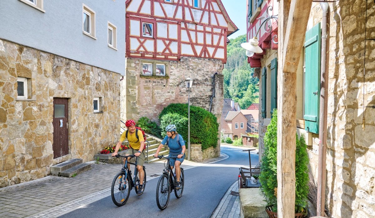 Radfahrer erkunden die Altstadt von Forchtenberg, © Touristikgemeinschaft Hohenlohe e.V. | Florian Trykowski