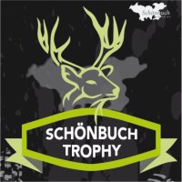 Logo der Schönbuch Trophy mit stilisiertem Hirschkopf und grünem Banner auf dunklem Hintergrund., © Natur.Nah. Schönbuch & Heckengäu