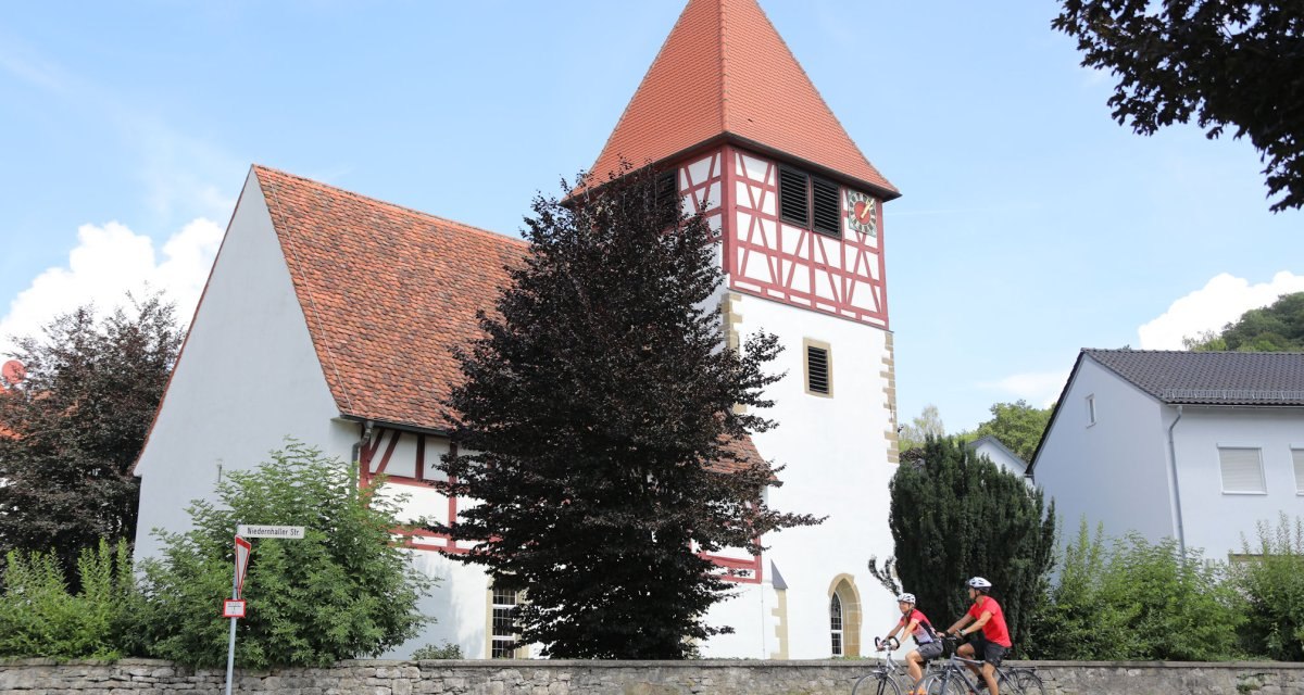 In Hohenlohe können auf dem Württemberger Weinradweg auch einzigartige Kirchen und Bauwerke besichtigt werden. Hier die evangelische Kirche aus dem 14. Jahrhundert in Weißbach im Kochertal., © Touristikgemeinschaft Hohenlohe, Künzelsau / Andi Schmid In Hohenlohe können auf dem Württemberger Weinradweg auch einzigartige Kirchen und Bauwerke besichtigt werden. Hier die evangelische Kirche aus dem 14. Jahrhundert in Weißbach im Kochertal., © Touristikgemeinschaft Hohenlohe, Künzelsau / Andi Schmid