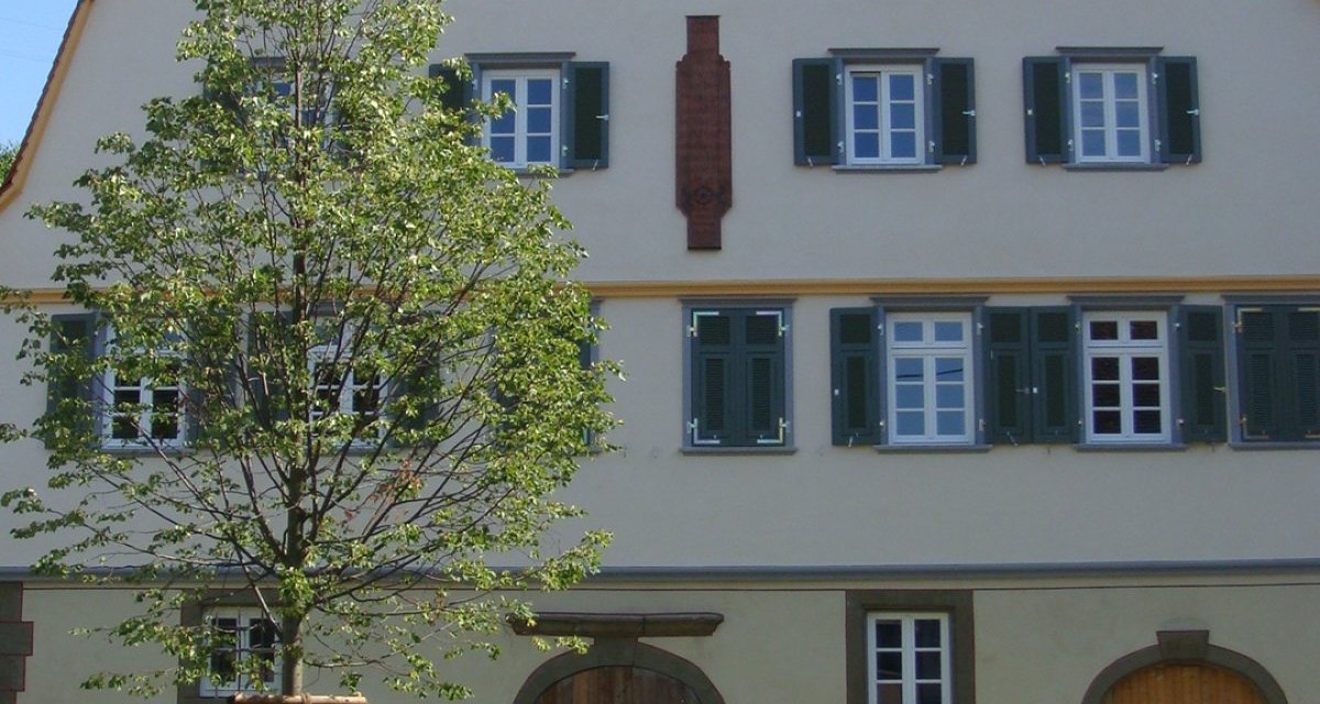 Historisches Gebäude mit Satteldach und grünen Fensterläden, davor ein junger Baum und ein gepflasterter Weg., © Land der 1000 Hügel - Kraichgau-Stromberg Historisches Gebäude mit Satteldach und grünen Fensterläden, davor ein junger Baum und ein gepflasterter Weg., © Land der 1000 Hügel - Kraichgau-Stromberg