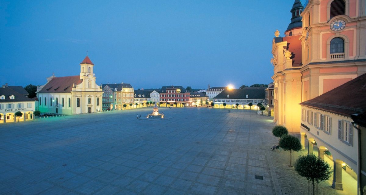 Der Ludwigsburger Marktplatz bei Abendd&auml;mmerung, umgeben von beleuchteten historischen Geb&auml;uden und einer Kirche., &copy; Land der 1000 H&uuml;gel - Kraichgau-Stromberg