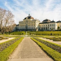 Das Schloss Ludwigsburg mit seinen prächtigen Gartenanlagen unter einem klaren blauen Himmel. Besucher spazieren durch die gepflegten Wege., © Stuttgart-Marketing GmbH, Sarah Schmid Das Schloss Ludwigsburg mit seinen prächtigen Gartenanlagen unter einem klaren blauen Himmel. Besucher spazieren durch die gepflegten Wege., © Stuttgart-Marketing GmbH, Sarah Schmid