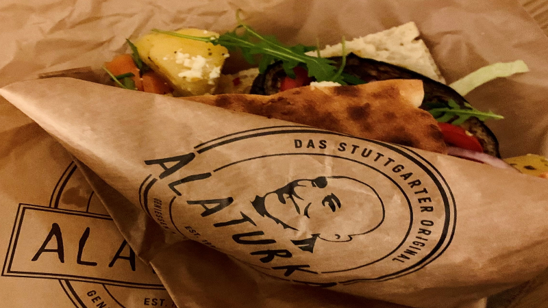 Ein Sandwich mit Gemüse und Käse in einer Alaturka-Papiertüte, auf der "Das Stuttgarter Original" steht., © Stuttgart-Marketing GmbH