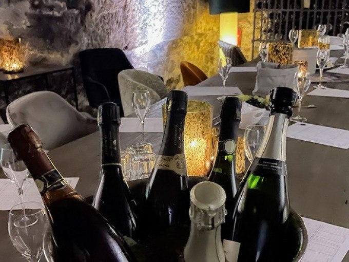 Mehrere Champagnerflaschen stehen auf einem Tisch in einem stimmungsvoll beleuchteten Raum mit Gläsern und Dekoration., © Esslinger Stadtmarketing & Tourismus GmbH Mehrere Champagnerflaschen stehen auf einem Tisch in einem stimmungsvoll beleuchteten Raum mit Gläsern und Dekoration., © Esslinger Stadtmarketing & Tourismus GmbH