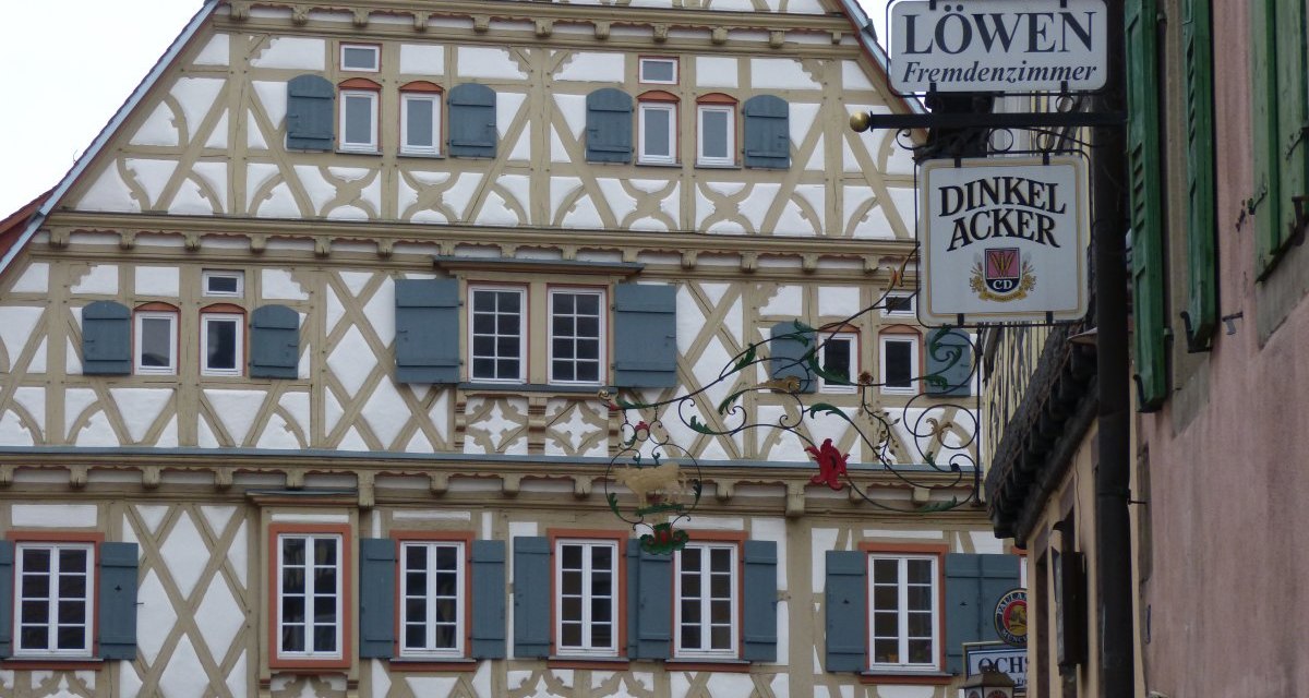 Fachwerkhaus in Enzweihingen mit blauen Fensterläden. Schilder für 'Löwen Fremdenzimmer' und 'Dinkel Acker' sind sichtbar., © Land der 1000 Hügel - Kraichgau-Stromberg Fachwerkhaus in Enzweihingen mit blauen Fensterläden. Schilder für 'Löwen Fremdenzimmer' und 'Dinkel Acker' sind sichtbar., © Land der 1000 Hügel - Kraichgau-Stromberg