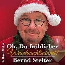 Ein Mann mit Weihnachtsmütze und Brille hält ein Glas Wein. Der Text auf dem Bild lautet: "Oh, Du fröhlicher Vorweihnachtsabend! Bernd Stelter"., © links im Bild Ein Mann mit Weihnachtsmütze und Brille hält ein Glas Wein. Der Text auf dem Bild lautet: "Oh, Du fröhlicher Vorweihnachtsabend! Bernd Stelter"., © links im Bild