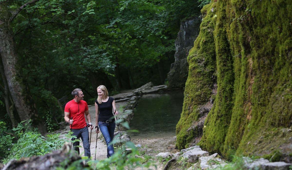 Zwei Wanderer laufen entlang des Gütersteiner Wasserfalls, © Bad Urach Tourismus