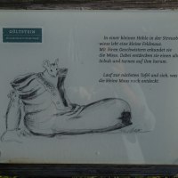 Infotafel mit einer Zeichnung einer Maus in einem Schuh. Der Text beschreibt das Leben einer Feldmaus auf einer Streuobstwiese., &copy; Natur.Nah. Sch&ouml;nbuch & Heckeng&auml;u