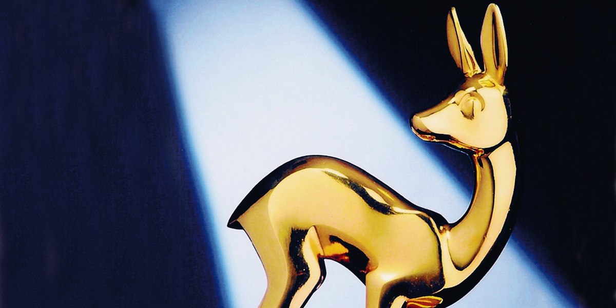 Goldene Bambi-Trophäe in Form eines Rehs, beleuchtet vor einem dunklen Hintergrund., © Stuttgart-Marketing GmbH Goldene Bambi-Trophäe in Form eines Rehs, beleuchtet vor einem dunklen Hintergrund., © Stuttgart-Marketing GmbH