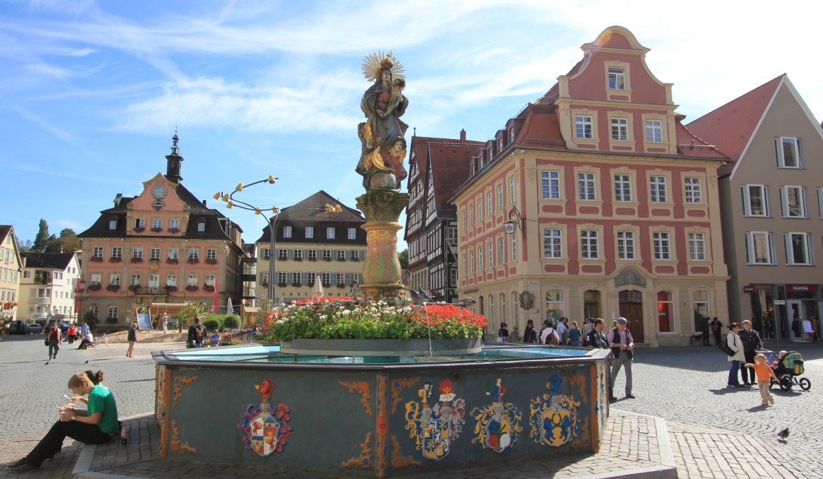 Marktplatz mit Marienbrunnen im Vordergrund, umgeben von historischen Gebäuden. Menschen spazieren und sitzen bei sonnigem Wetter., © Stadtverwaltung Schwäbisch Gmünd Marktplatz mit Marienbrunnen im Vordergrund, umgeben von historischen Gebäuden. Menschen spazieren und sitzen bei sonnigem Wetter., © Stadtverwaltung Schwäbisch Gmünd