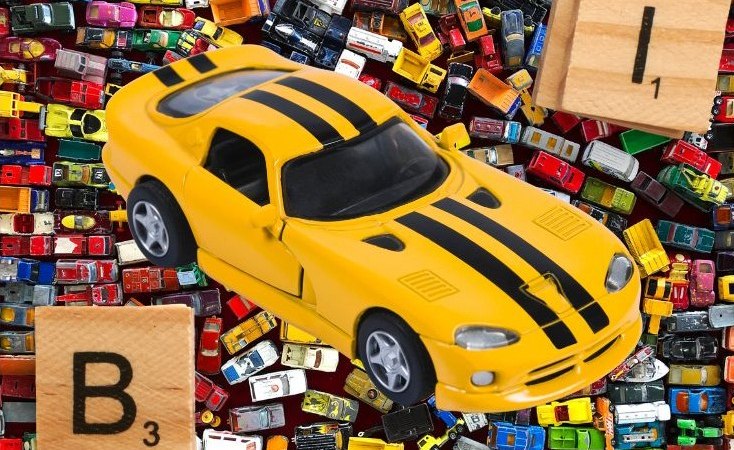 ein gelbes großes Spielzeugauto vor vielen kleinen Spielzeugautos und Scrabble-Steinen, © Stadt Filderstadt FilderStadtMuseum ein gelbes großes Spielzeugauto vor vielen kleinen Spielzeugautos und Scrabble-Steinen, © Stadt Filderstadt FilderStadtMuseum