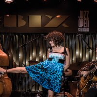 Eine Band spielt im BIX Jazzclub. Ein Gitarrist, ein Kontrabassist und eine S&auml;ngerin in blauem Kleid sind zu sehen. "Jazz Open Stuttgart" im Hintergrund., &copy; Peter Steinheisser