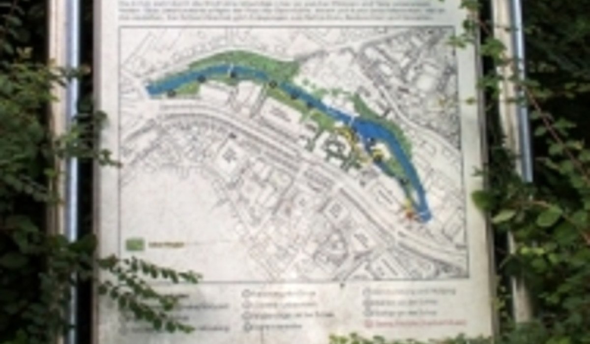 Karte des Echaz-Uferpfads mit umliegenden Straßen und Wegen, umgeben von Pflanzen. Der Lehrpfad verläuft entlang des Echazufers., © Mythos Schwäbische Alb im Landkreis Reutlingen e.V.