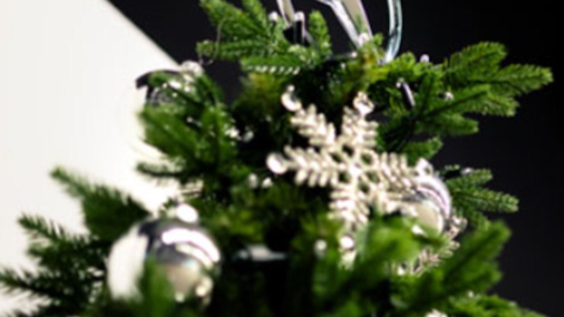 Ein Weihnachtsbaum mit einem Mercedes-Stern als Baumspitze, geschm&uuml;ckt mit silbernen Kugeln und Schneeflocken., &copy; Mercedes-Benz AG