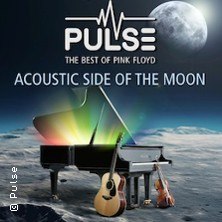 Klavier, Gitarre und Geige auf Mondlandschaft, Regenbogenlicht strahlt aus dem Klavier, Vollmond im Hintergrund. Text: 'Pulse - The Best of Pink Floyd'., &copy; links im Bild