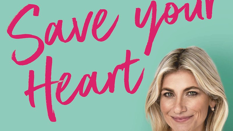 Frau mit blonden Haaren lächelt vor einem grünen Hintergrund. Der pinke Schriftzug 'Save your Heart' ist darüber platziert., © Stadt Kornwestheim - Stadtbücherei Frau mit blonden Haaren lächelt vor einem grünen Hintergrund. Der pinke Schriftzug 'Save your Heart' ist darüber platziert., © Stadt Kornwestheim - Stadtbücherei