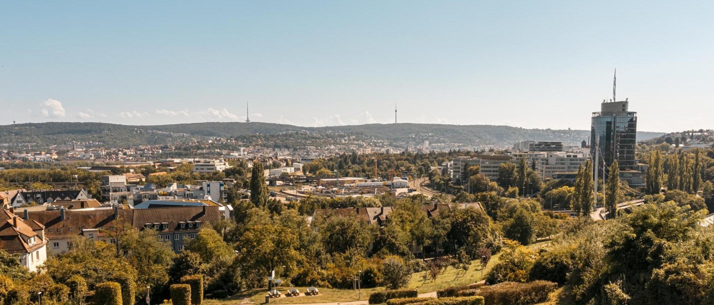 Panoramablick auf Stuttgart mit dem Fernsehturm im Hintergrund und modernen Gebäuden im Vordergrund. Die Stadt ist von grünen Hügeln umgeben., © Stuttgart-Marketing GmbH, Sarah Schmid Panoramablick auf Stuttgart mit dem Fernsehturm im Hintergrund und modernen Gebäuden im Vordergrund. Die Stadt ist von grünen Hügeln umgeben., © Stuttgart-Marketing GmbH, Sarah Schmid