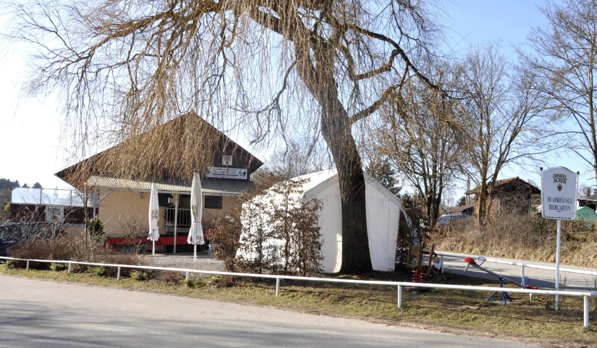 Ein Biergarten namens Heahrh&auml;usle mit einem gro&szlig;en Baum und einem Zelt im Freien. Der Himmel ist klar und sonnig., &copy; Natur.Nah. Sch&ouml;nbuch & Heckeng&auml;u