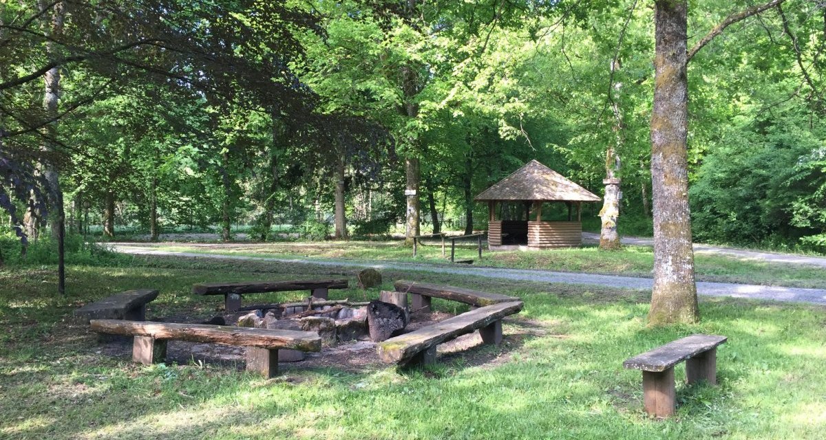 Ein idyllischer Grillplatz im Wald mit Holzbänken um eine Feuerstelle. Im Hintergrund steht ein kleiner Pavillon., © www.pro-cycl.de Ein idyllischer Grillplatz im Wald mit Holzbänken um eine Feuerstelle. Im Hintergrund steht ein kleiner Pavillon., © www.pro-cycl.de